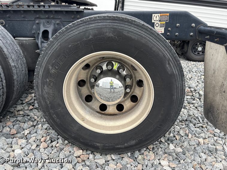 image for item YA1509 2023 Kenworth T680 semi truck