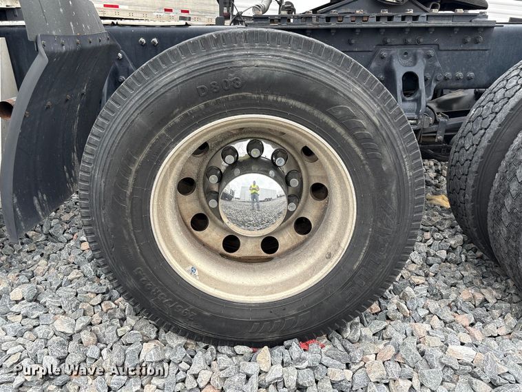 image for item YA1509 2023 Kenworth T680 semi truck