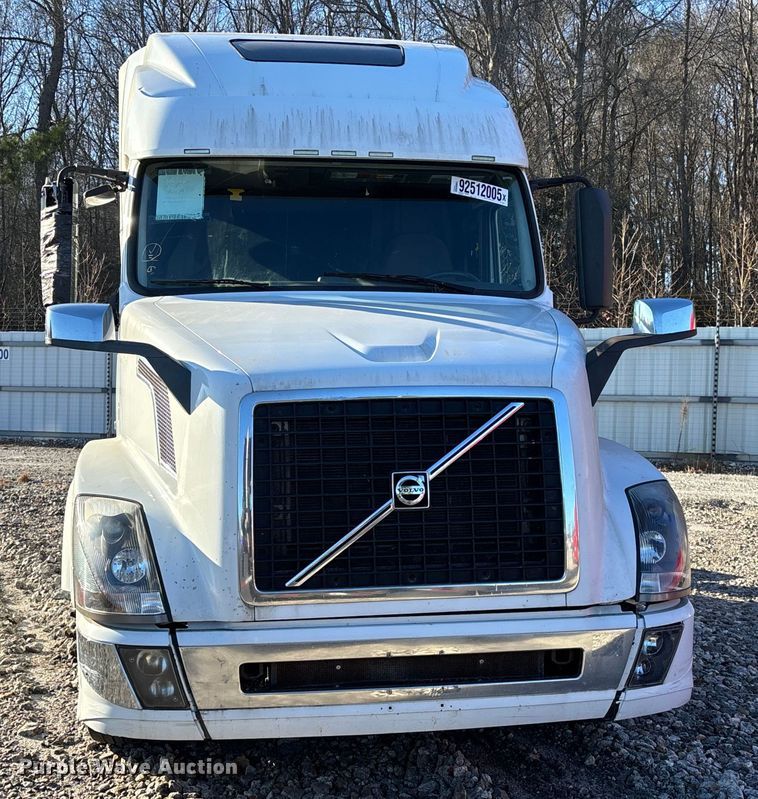 image for item YA1532 2018 Volvo VNL semi truck