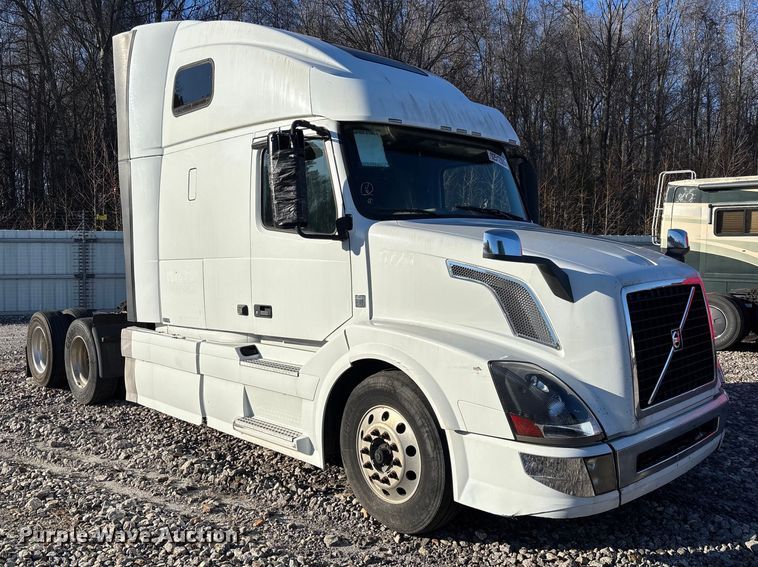 image for item YA1532 2018 Volvo VNL semi truck