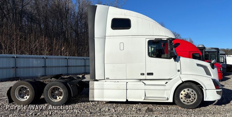 image for item YA1532 2018 Volvo VNL semi truck