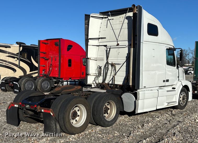 image for item YA1532 2018 Volvo VNL semi truck