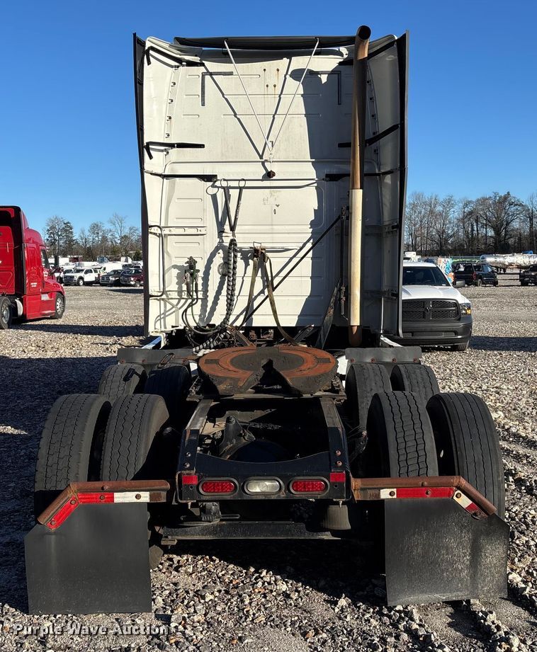 image for item YA1532 2018 Volvo VNL semi truck