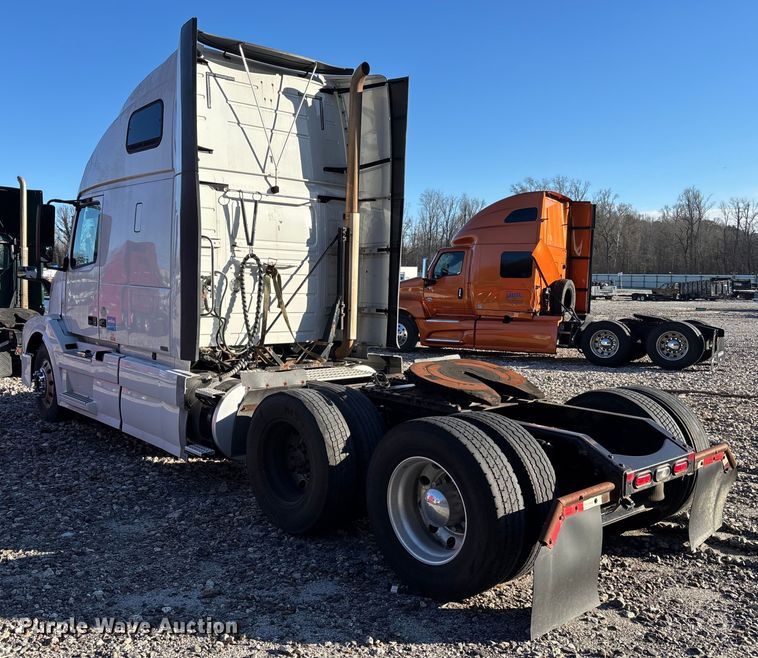 image for item YA1532 2018 Volvo VNL semi truck