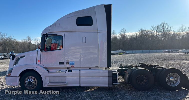 image for item YA1532 2018 Volvo VNL semi truck