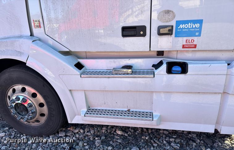 image for item YA1532 2018 Volvo VNL semi truck