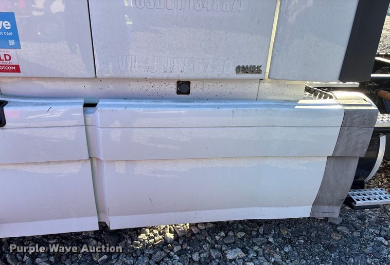 image for item YA1532 2018 Volvo VNL semi truck