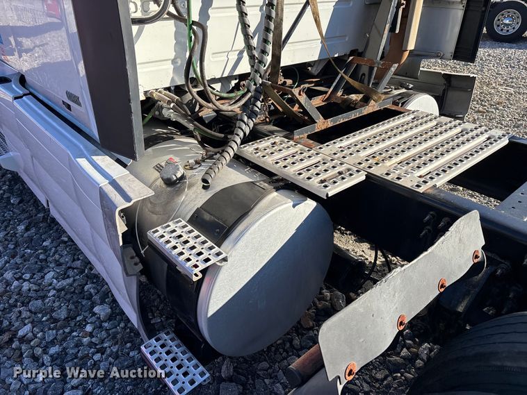 image for item YA1532 2018 Volvo VNL semi truck