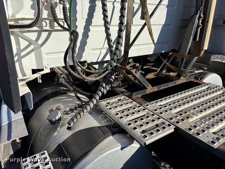 image for item YA1532 2018 Volvo VNL semi truck