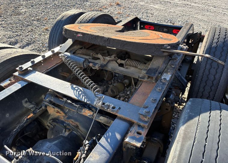 image for item YA1532 2018 Volvo VNL semi truck