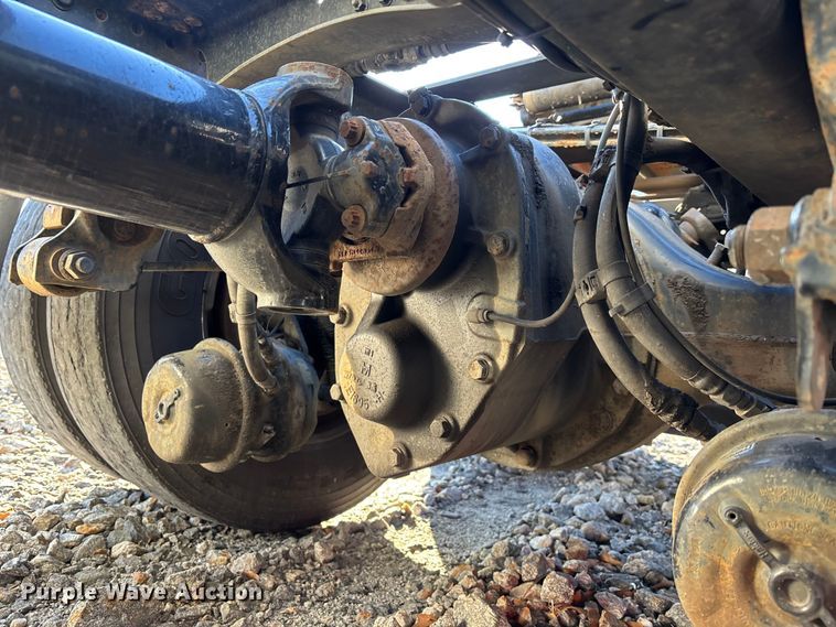 image for item YA1532 2018 Volvo VNL semi truck