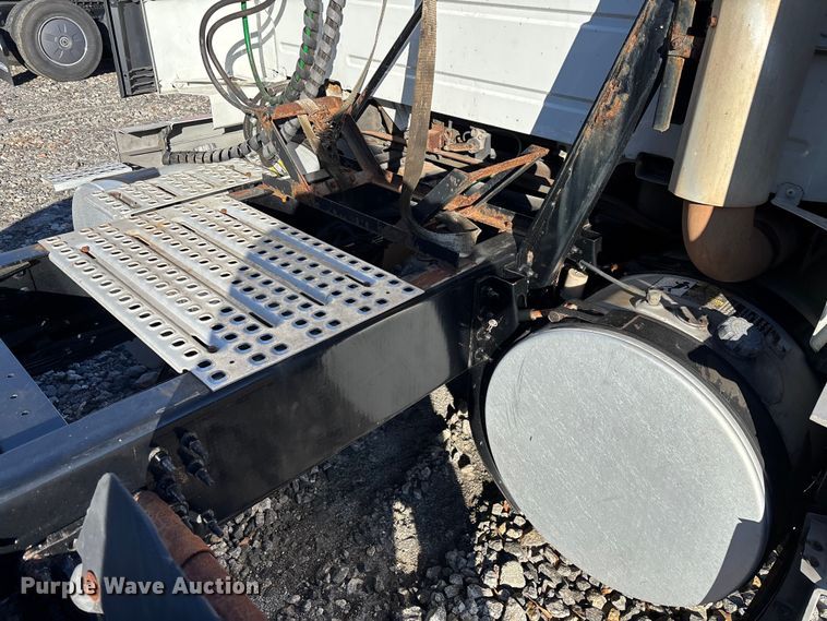 image for item YA1532 2018 Volvo VNL semi truck