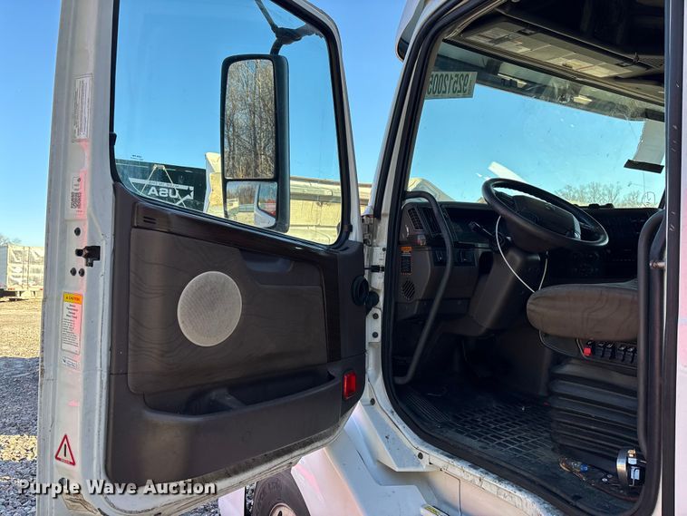 image for item YA1532 2018 Volvo VNL semi truck