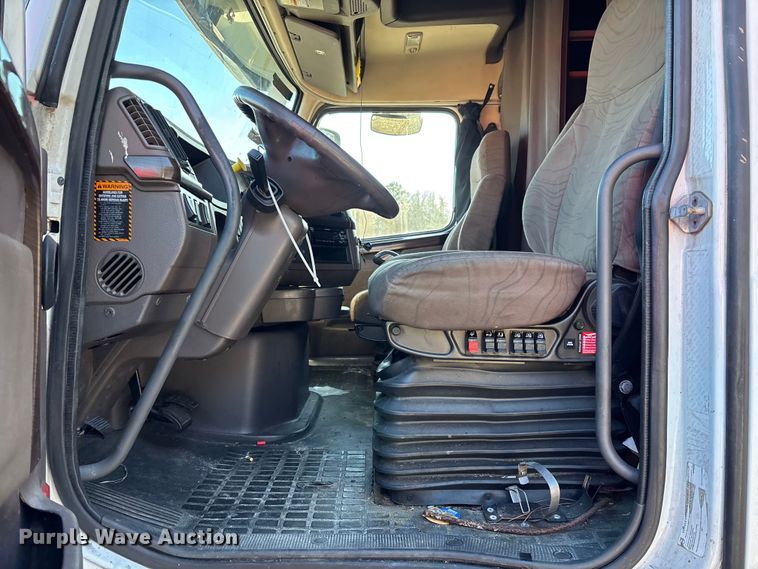 image for item YA1532 2018 Volvo VNL semi truck