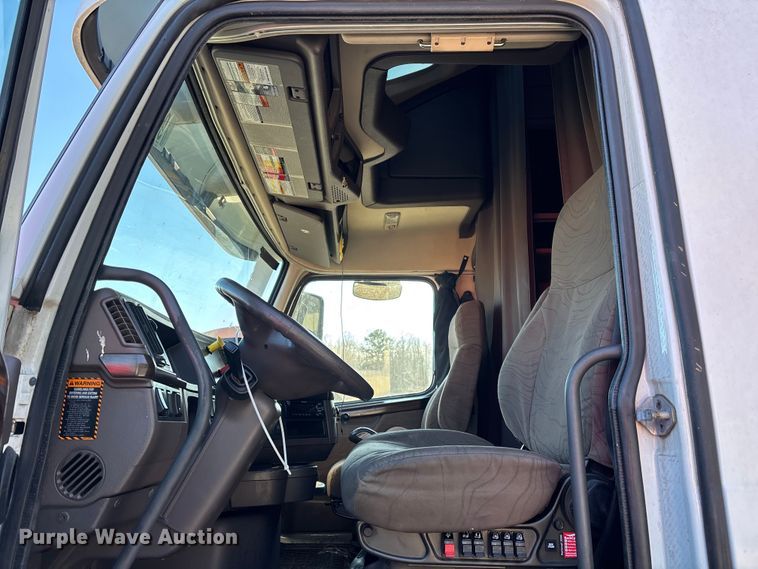 image for item YA1532 2018 Volvo VNL semi truck