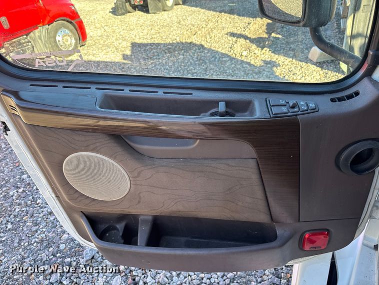 image for item YA1532 2018 Volvo VNL semi truck