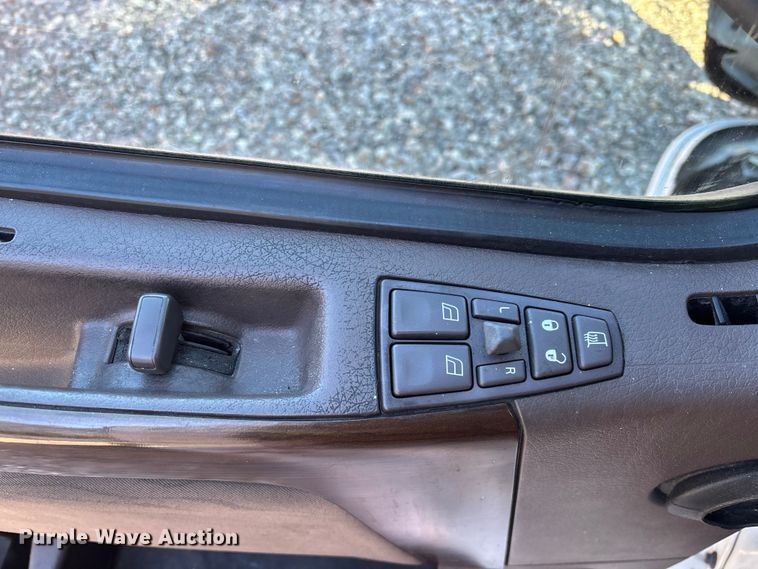 image for item YA1532 2018 Volvo VNL semi truck