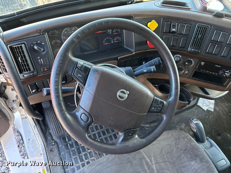 image for item YA1532 2018 Volvo VNL semi truck