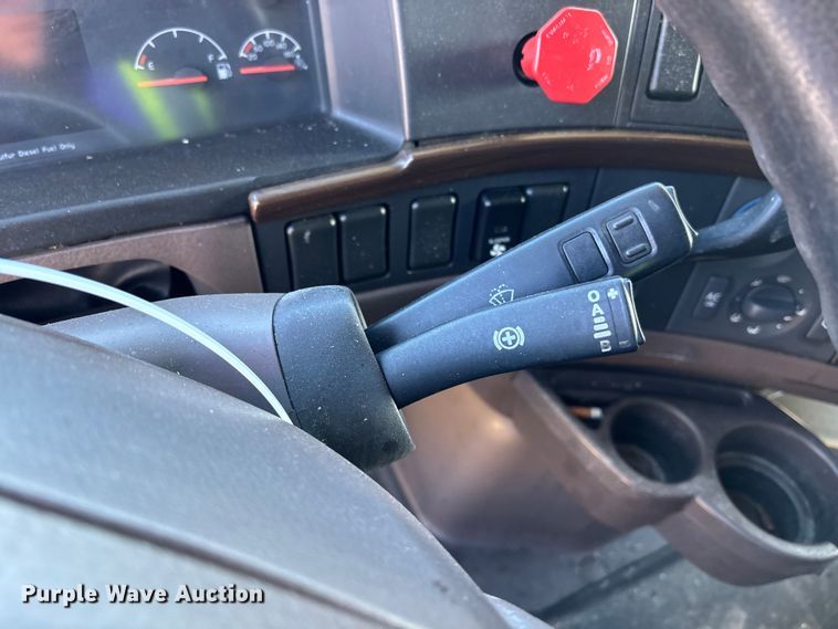 image for item YA1532 2018 Volvo VNL semi truck