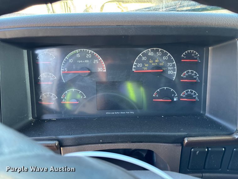 image for item YA1532 2018 Volvo VNL semi truck