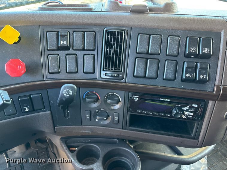 image for item YA1532 2018 Volvo VNL semi truck