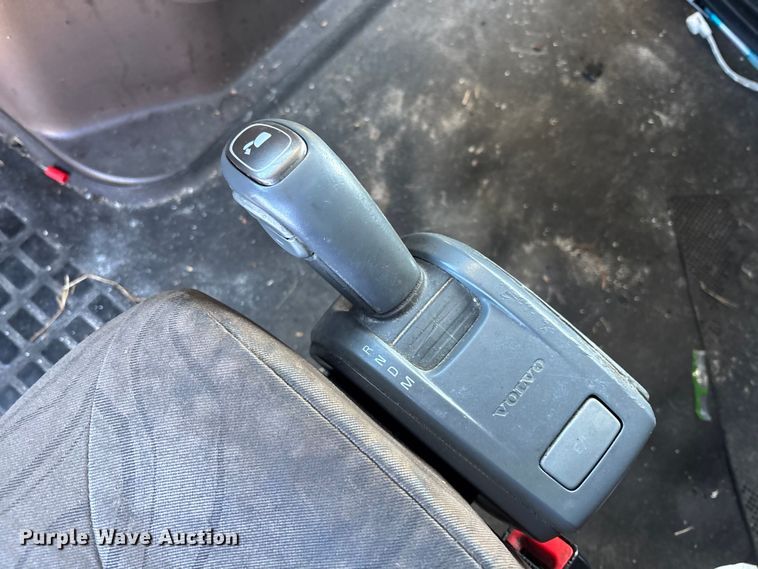 image for item YA1532 2018 Volvo VNL semi truck