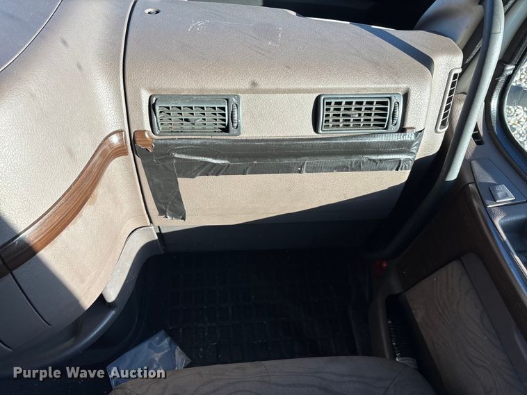 image for item YA1532 2018 Volvo VNL semi truck