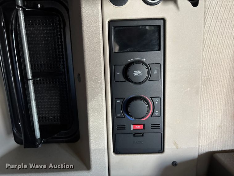 image for item YA1532 2018 Volvo VNL semi truck