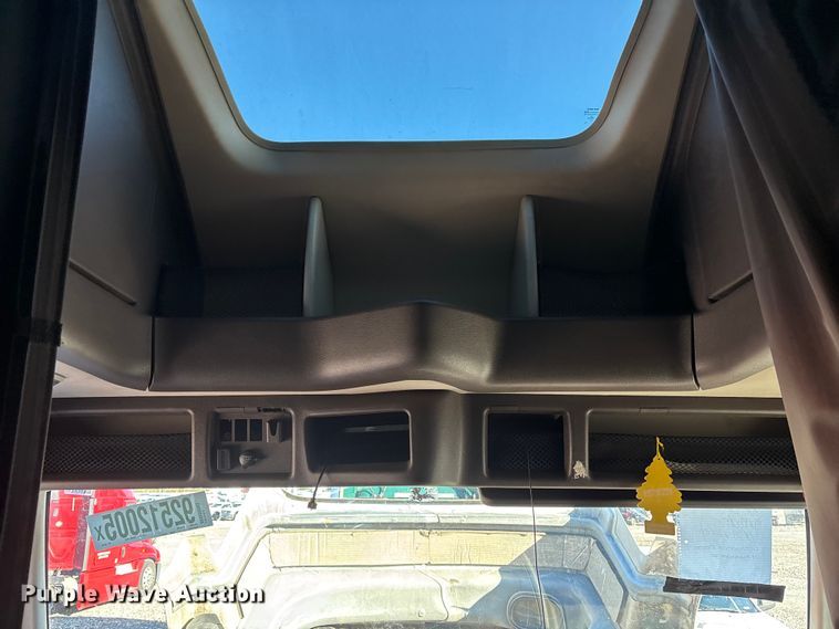 image for item YA1532 2018 Volvo VNL semi truck