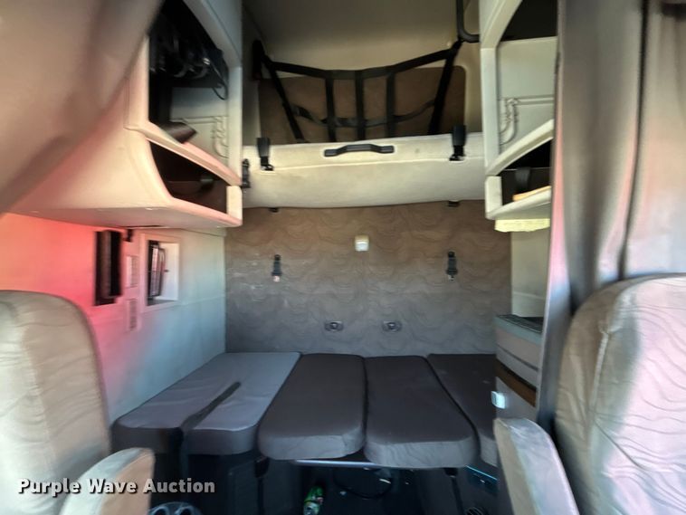 image for item YA1532 2018 Volvo VNL semi truck