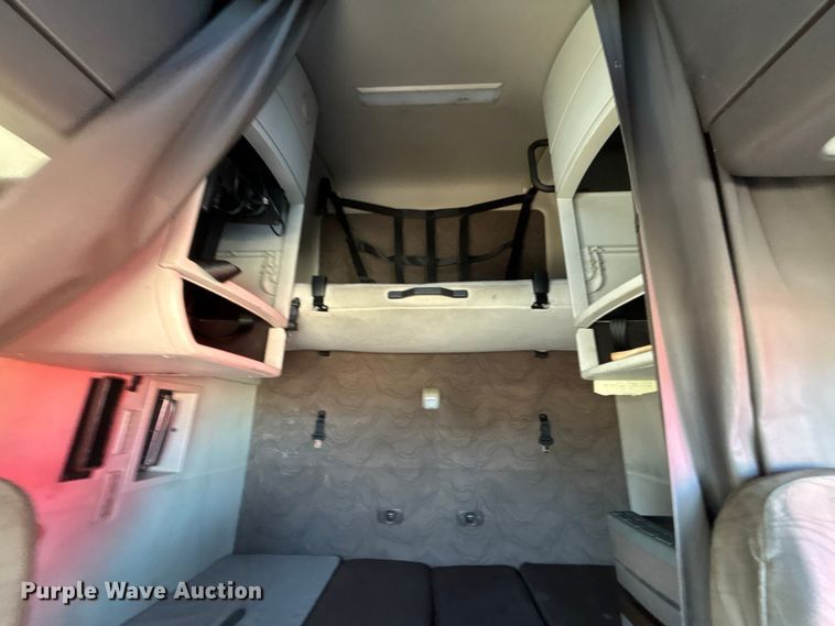 image for item YA1532 2018 Volvo VNL semi truck