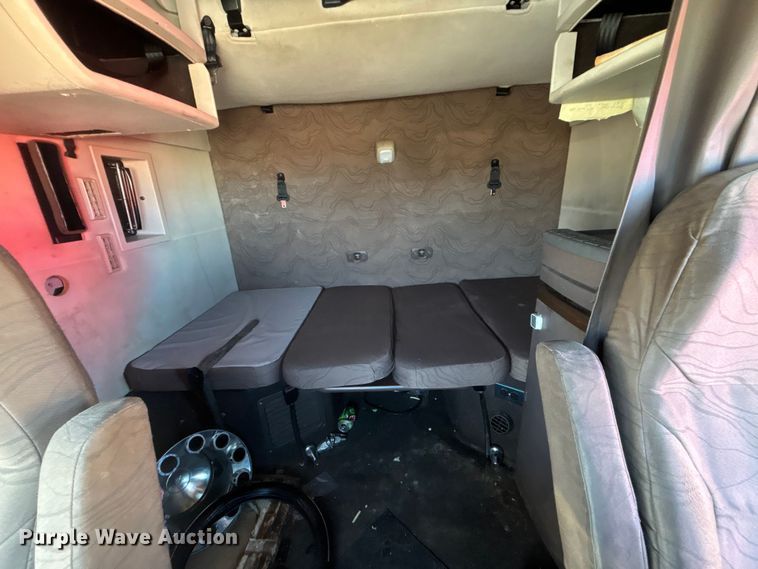 image for item YA1532 2018 Volvo VNL semi truck