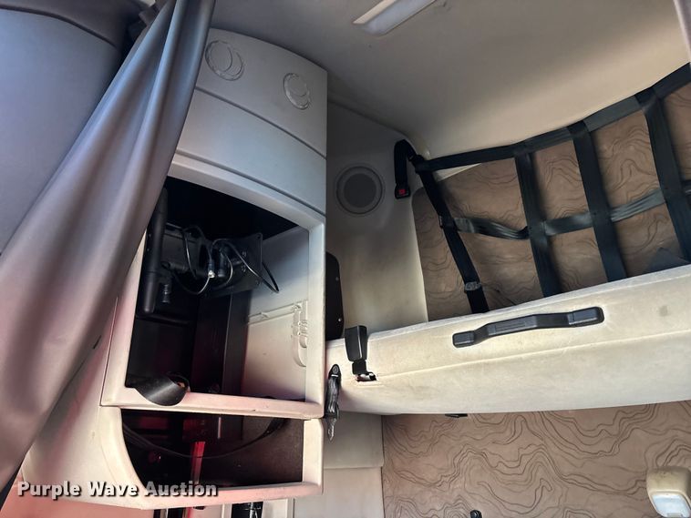 image for item YA1532 2018 Volvo VNL semi truck