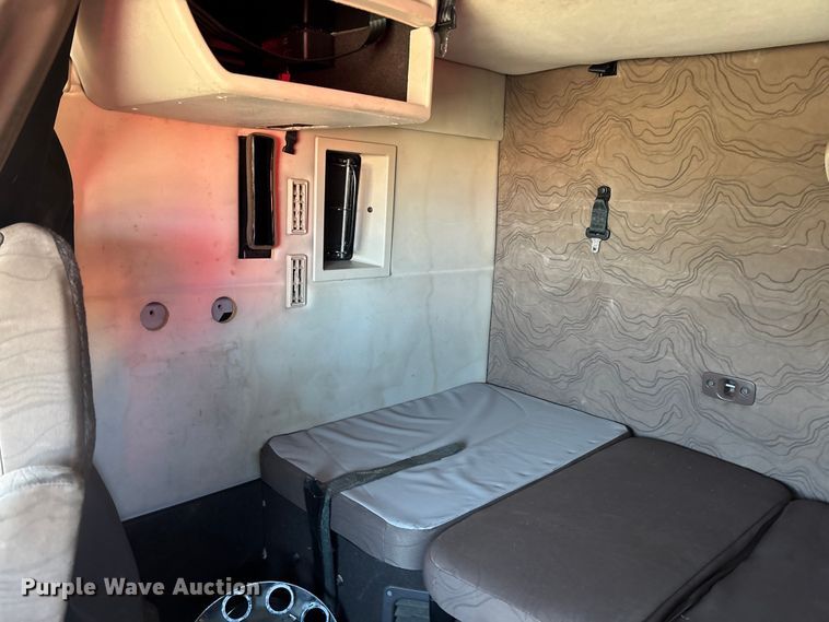 image for item YA1532 2018 Volvo VNL semi truck