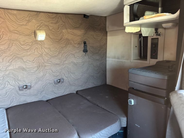 image for item YA1532 2018 Volvo VNL semi truck