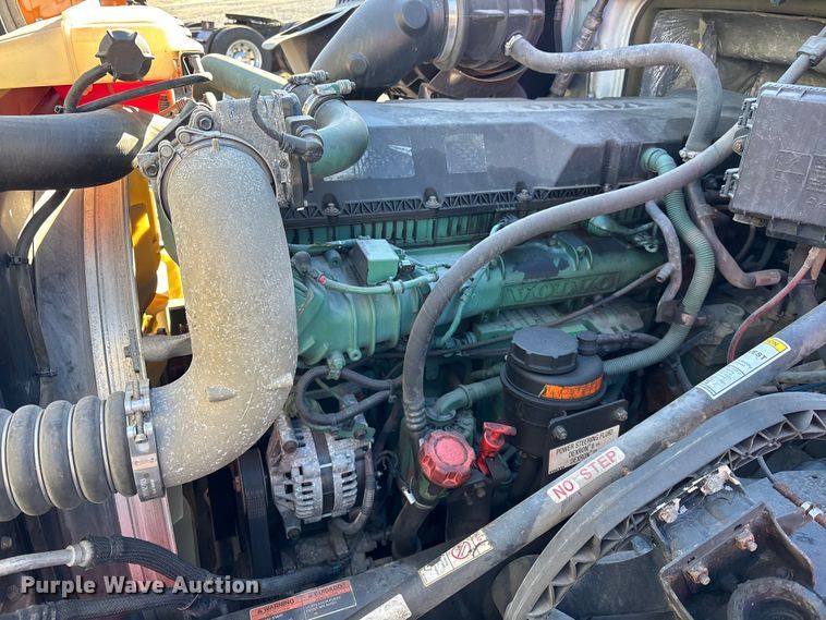 image for item YA1532 2018 Volvo VNL semi truck