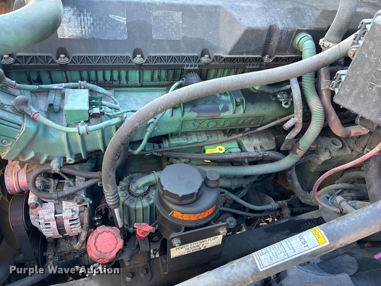 image for item YA1532 2018 Volvo VNL semi truck