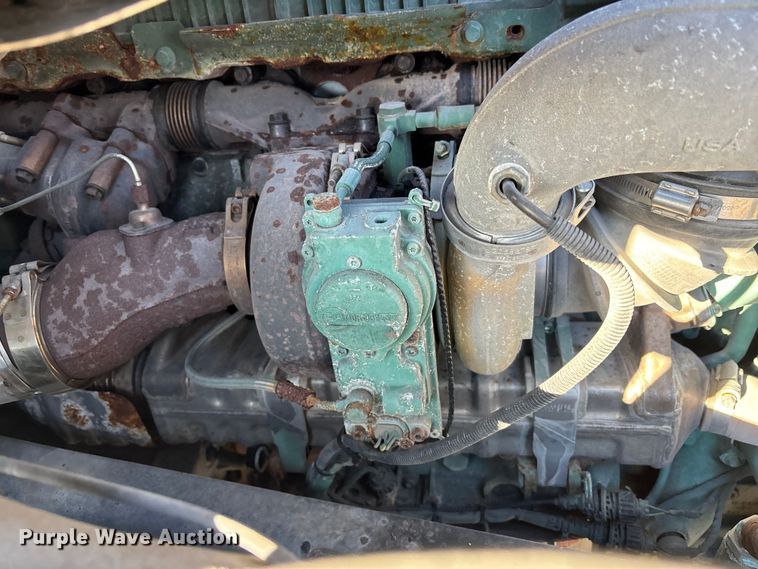 image for item YA1532 2018 Volvo VNL semi truck