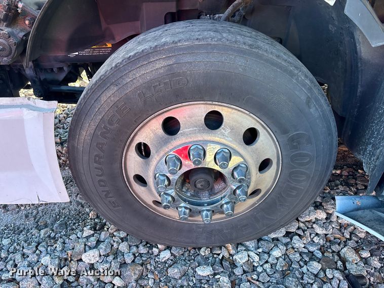 image for item YA1532 2018 Volvo VNL semi truck