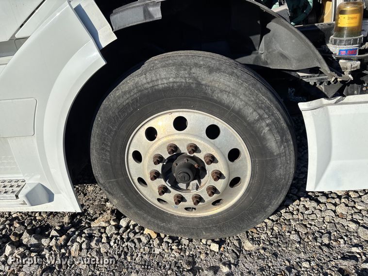image for item YA1532 2018 Volvo VNL semi truck