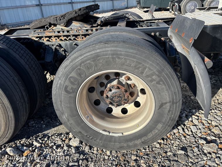 image for item YA1532 2018 Volvo VNL semi truck