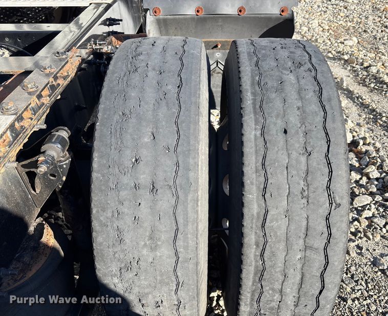 image for item YA1532 2018 Volvo VNL semi truck