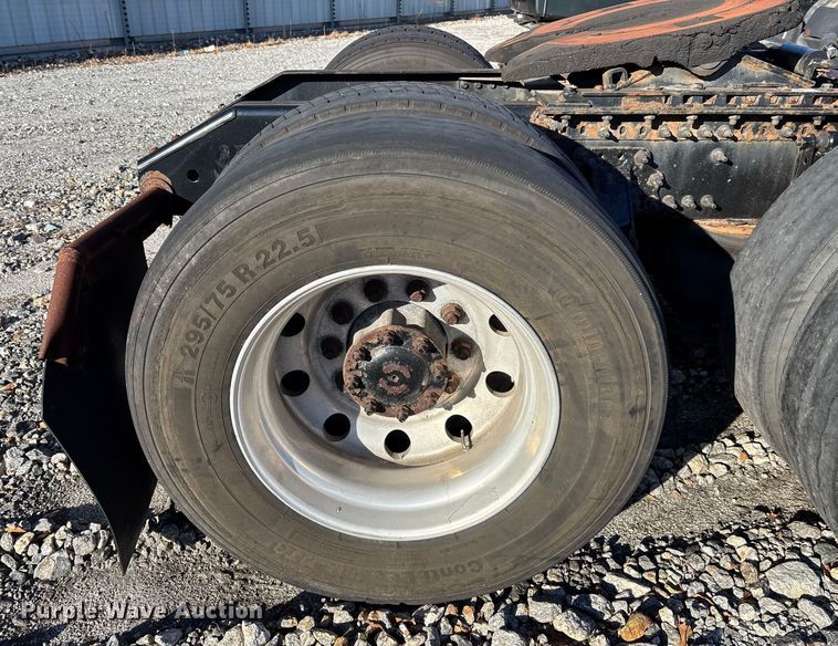 image for item YA1532 2018 Volvo VNL semi truck