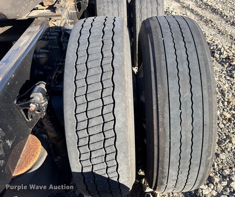 image for item YA1532 2018 Volvo VNL semi truck