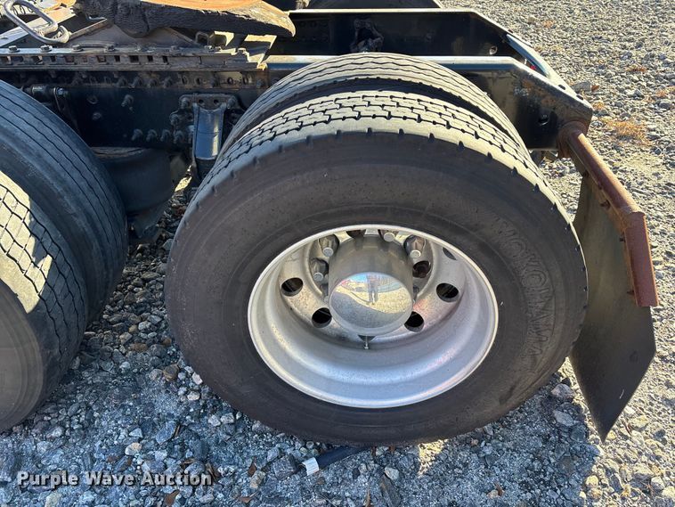 image for item YA1532 2018 Volvo VNL semi truck