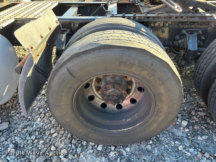 image for item YA1532 2018 Volvo VNL semi truck