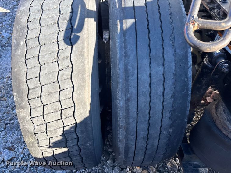 image for item YA1532 2018 Volvo VNL semi truck