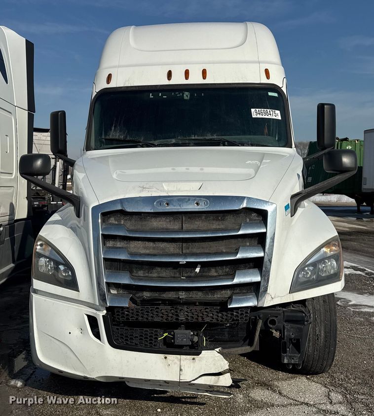 image for item YA1674 2018 Freightliner Cascadia semi truck