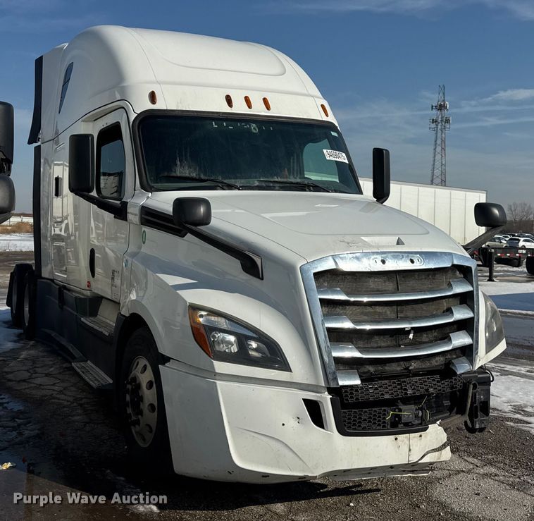 image for item YA1674 2018 Freightliner Cascadia semi truck