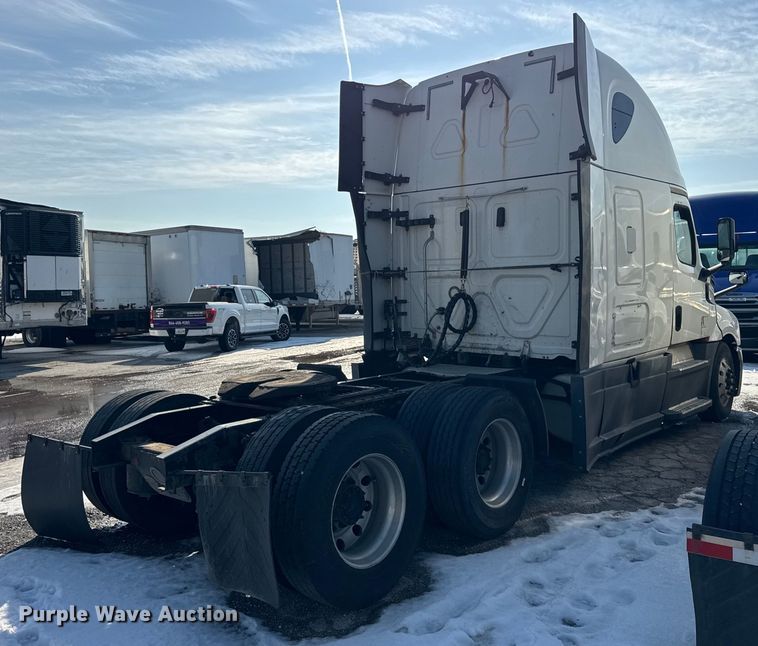 image for item YA1674 2018 Freightliner Cascadia semi truck